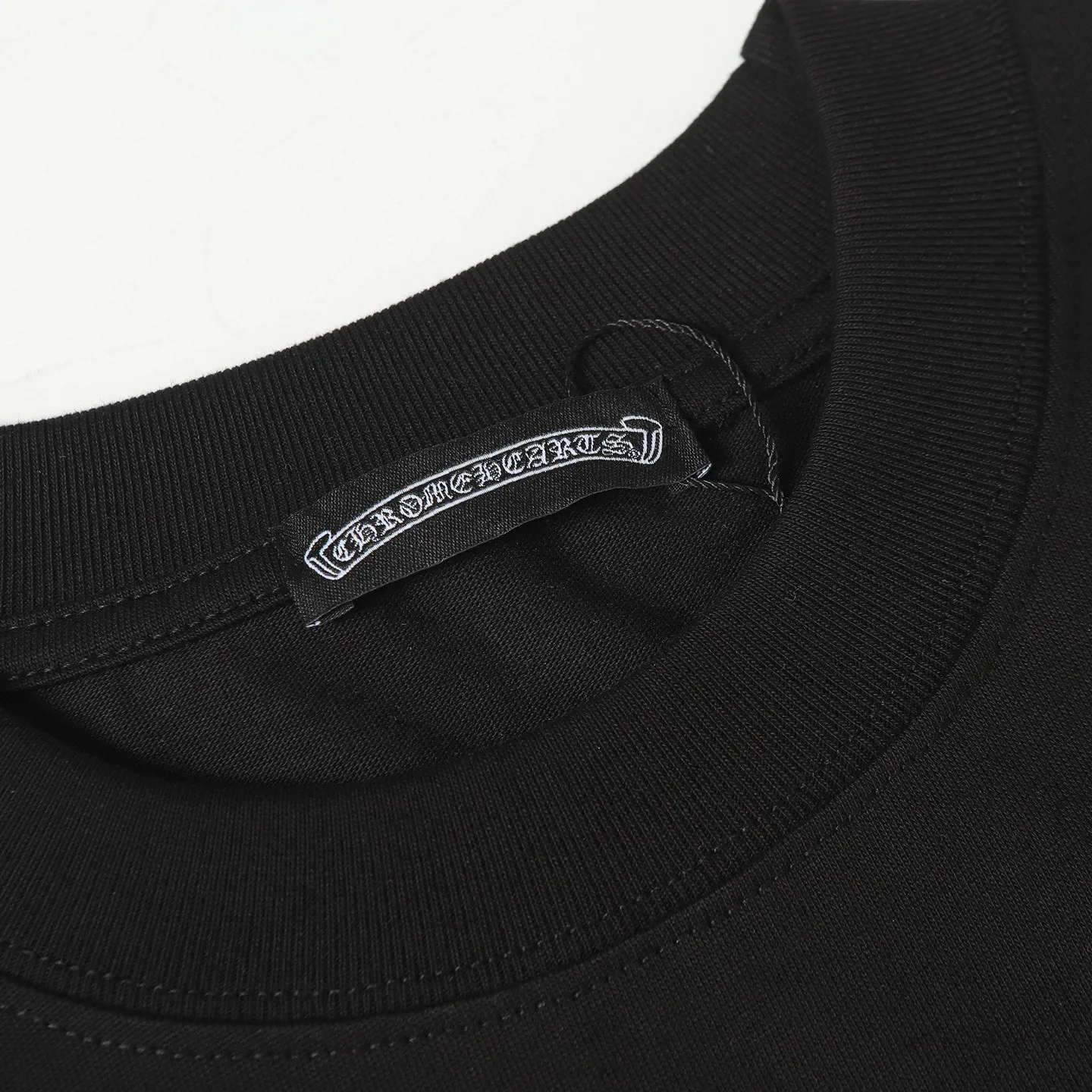 🅿️170 Chrome hearte/Chrome heart ch 25ss early spring Sanskrit horseshoe print short-sleeved T-shirt. A must-have item for daily commuting for men and women in light luxury. The correct version is welcome to compare. Detailed features: ·280g 100% cotton double yarn jersey fabric. ·Custom-dyed in the same cylinder, special thickened 32 pieces double-strand 1x1 thread. ·Double-needle cross-stitch technology. ·Original main mark washed tag. Color: black white. Size: XS-L